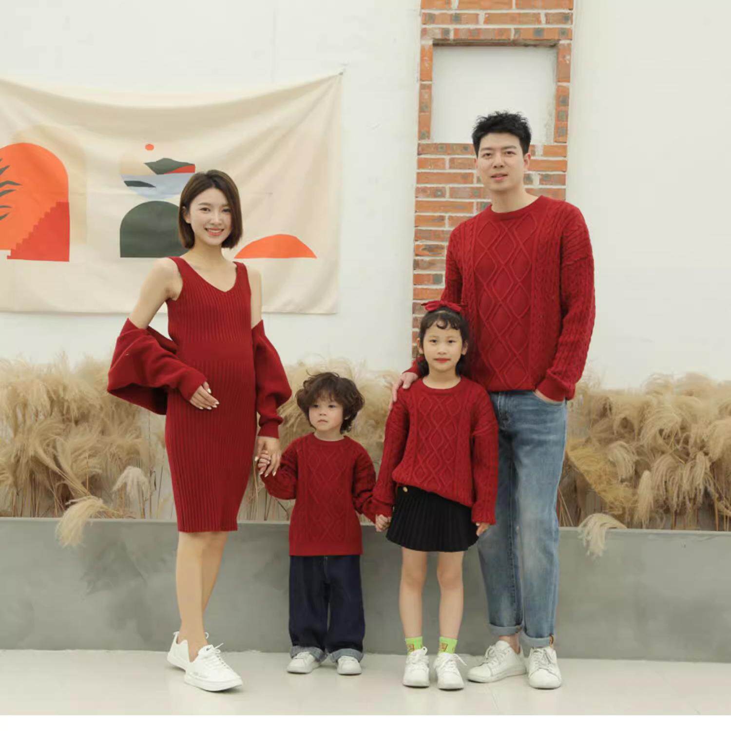 影楼家庭一家三口休闲毛衣摄影拍照氛围感全家福红色亲子主题服装