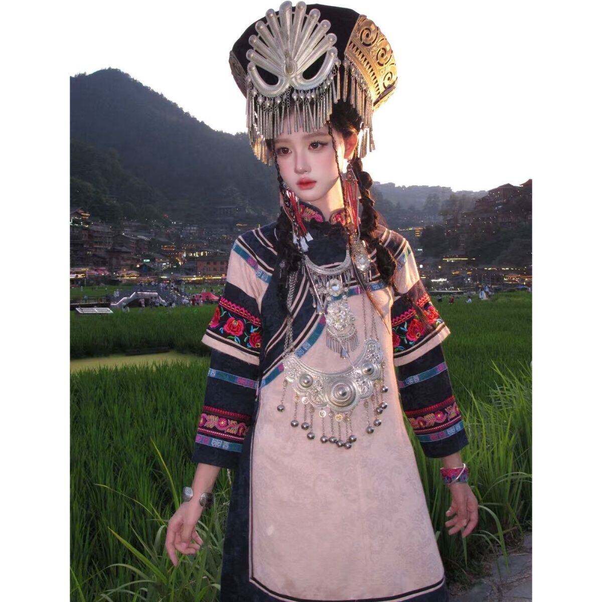 彝族女火把节舞台表演摄影套装