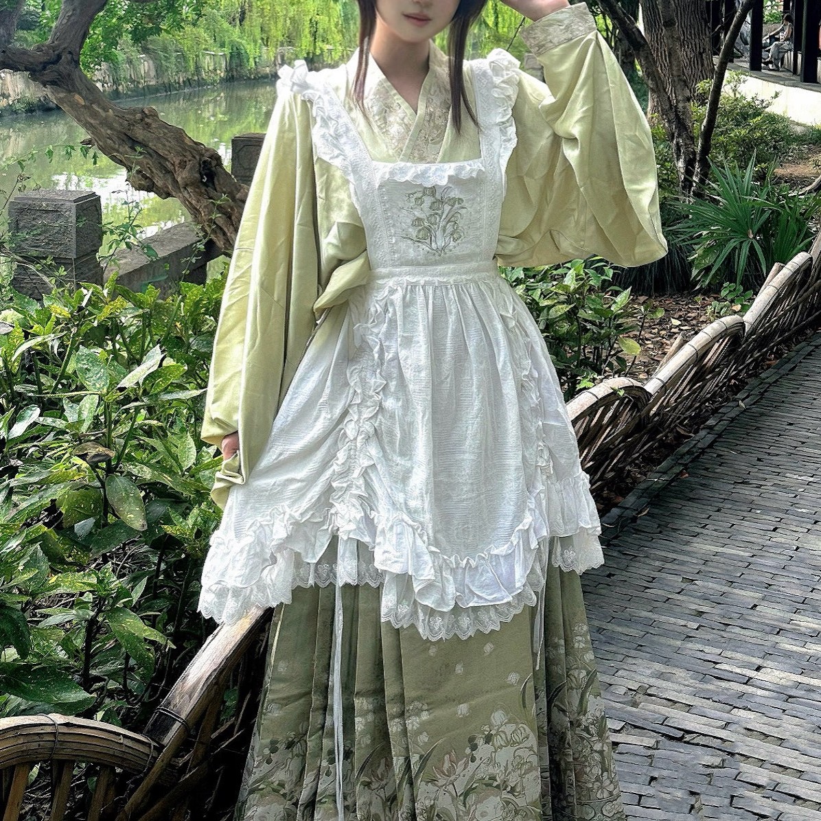 汉洋折衷绿色汉服套装铃兰兔马面