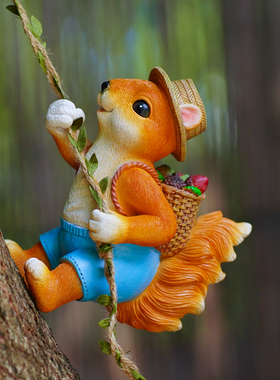 可爱攀爬小松鼠花园阳台壁挂盆挂幼儿园户外树挂管道装饰造景摆件