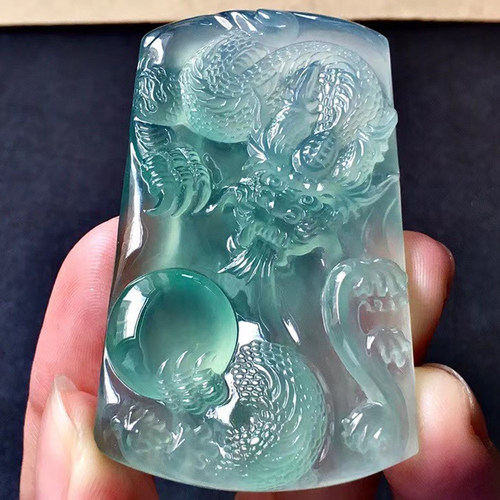 缅甸翡翠冰种龙牌吊坠