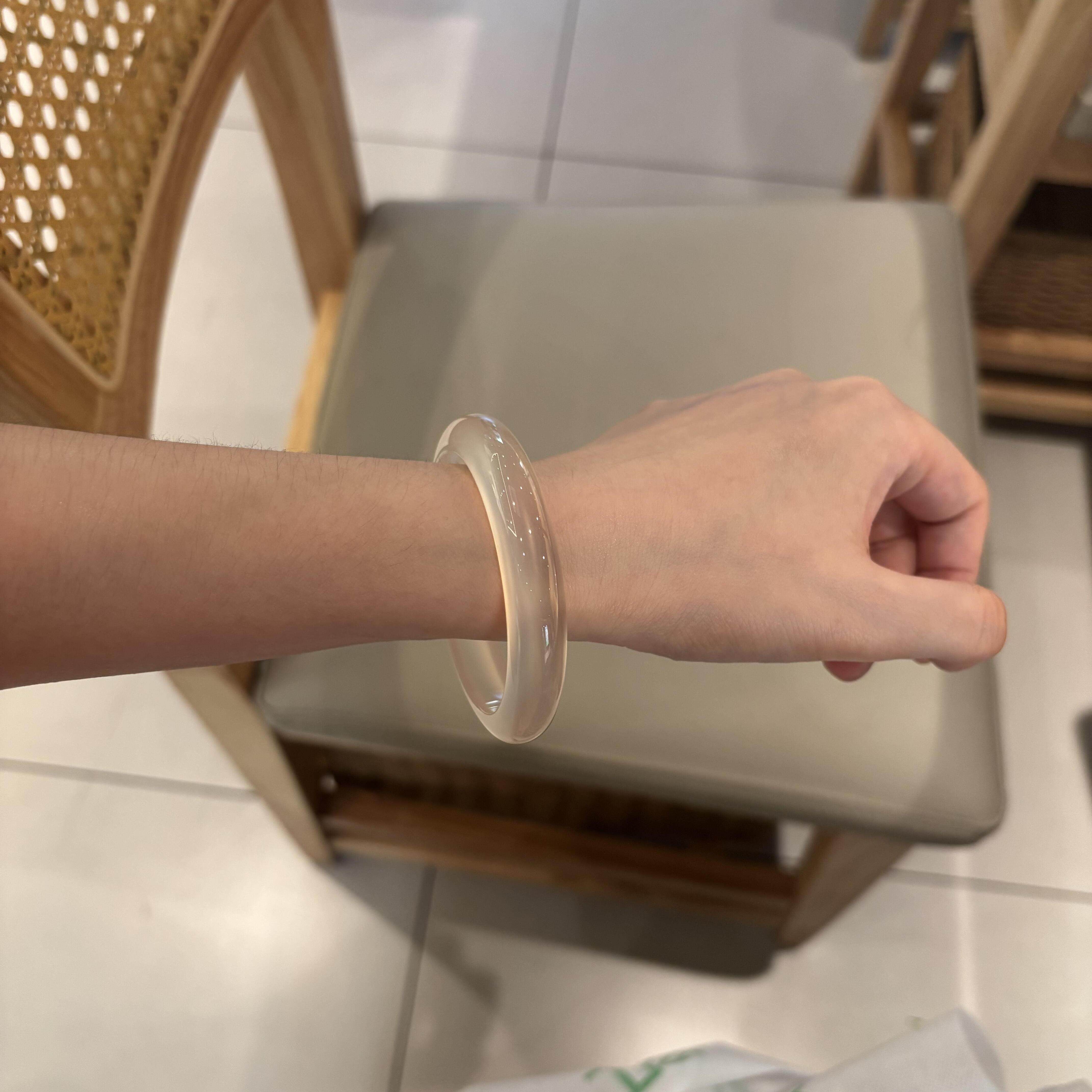 精选高冰种白月光玉石手镯上新女款石英岩玉处理翡翠平替扁条玉髓