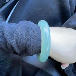 青潭映镯高冰种湖水绿色玉石手镯翡翠平替石英岩玉髓玛瑙扁条女款