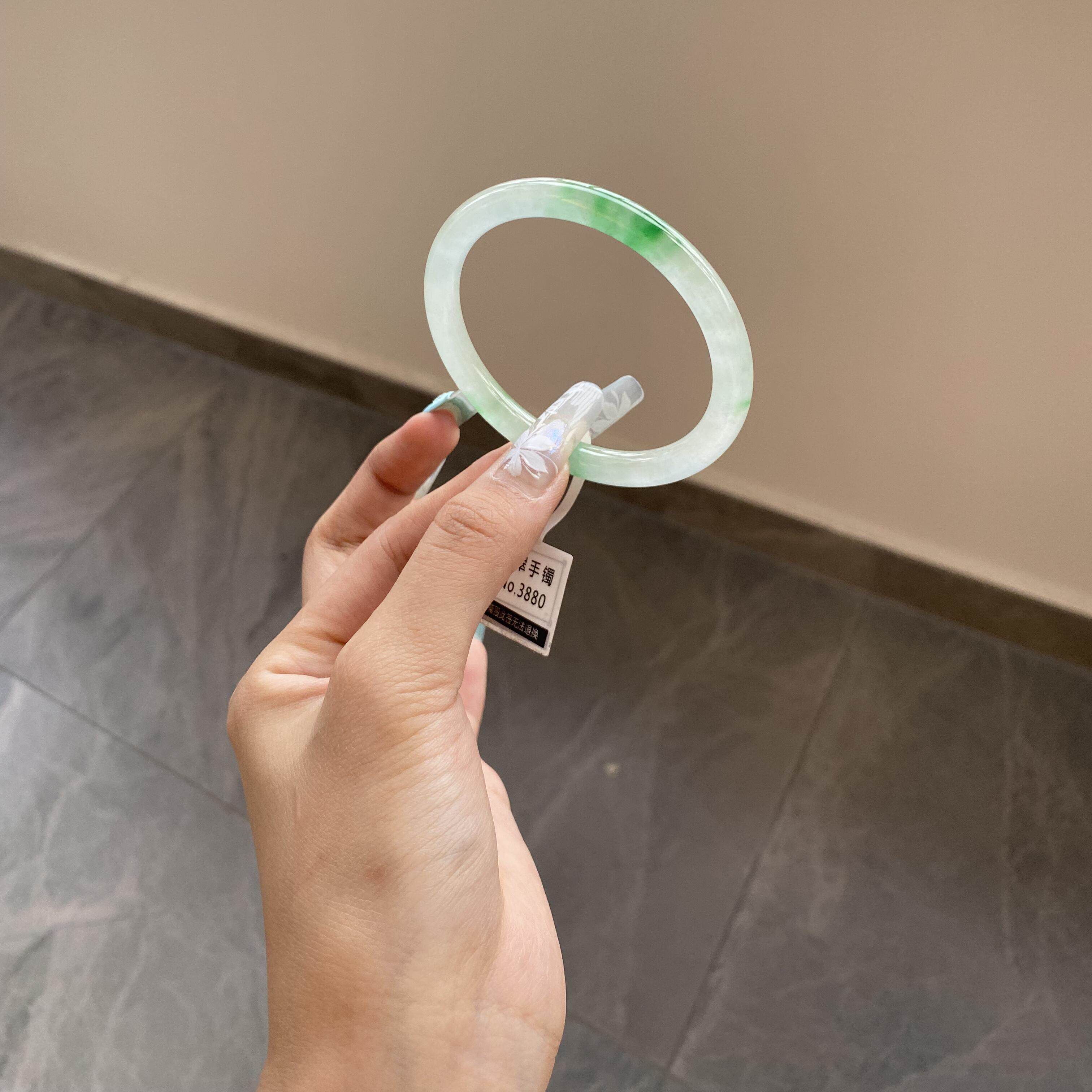 碧意水润缅甸飘绿花细圆条翡翠手镯糯冰种淡绿翡翠处理中式叮当镯