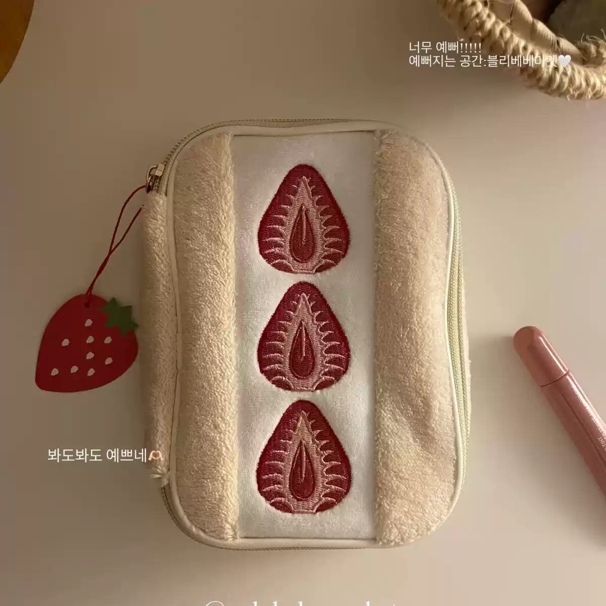 小红书爆款草莓三明治毛绒包包女甜美可爱收纳包小众文具收纳包