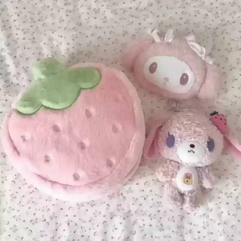草莓毛绒化妆包小众旅行可携式手提大容量少女心收纳包可爱箱包装