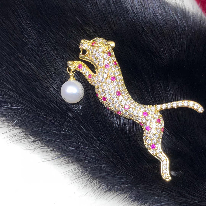 欧美水钻猎豹胸针高级精致仿真动物胸花个性男女款大衣西装配饰女