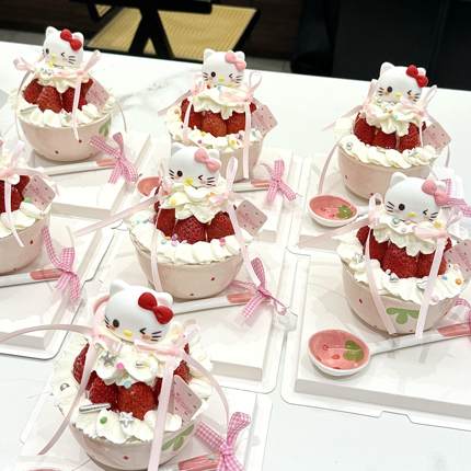网红2026圣诞节hellokitty草莓碗蛋糕装饰kt猫蛋糕碗甜品碗抱抱碗