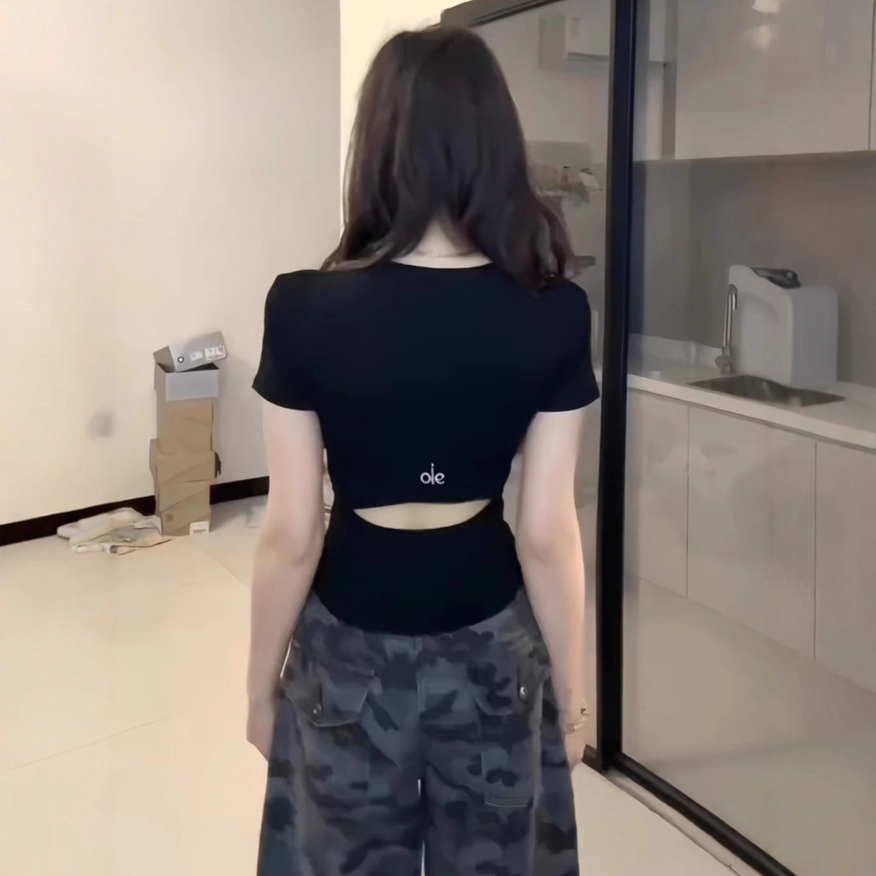 美式辣妹镂空露背正肩短袖t恤女夏季设计感修身收腰黑色短款上衣