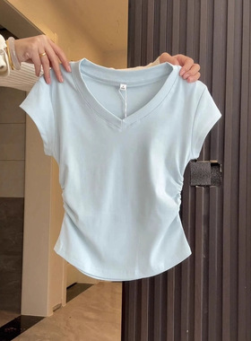 奶蓝色V领少女感正肩T恤夏季2025卡腰褶皱显瘦上衣女小众辣妹短袖