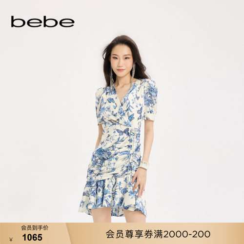 bebe女士度假风印花碎花抽褶短款V领雪纺茶歇连衣裙250056