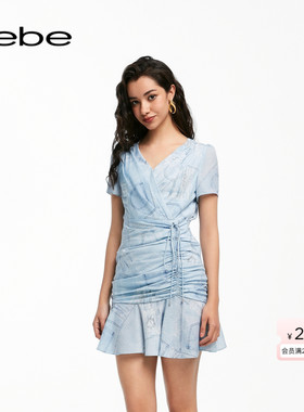 bebe夏季系列女士薄款V领牛仔印花垂感连衣裙250082