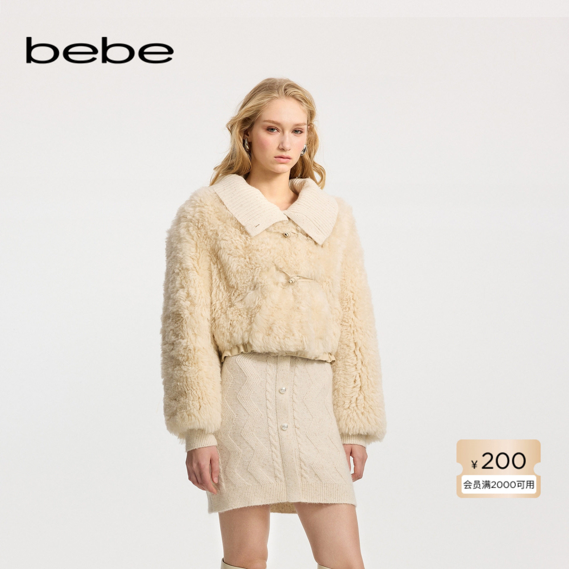 bebe冬季系列女士羊毛皮V领牛角扣样式绒感短款皮草外套402104,女装/女士精品,皮草,淘宝优惠券,粉丝福利购,淘宝优惠卷