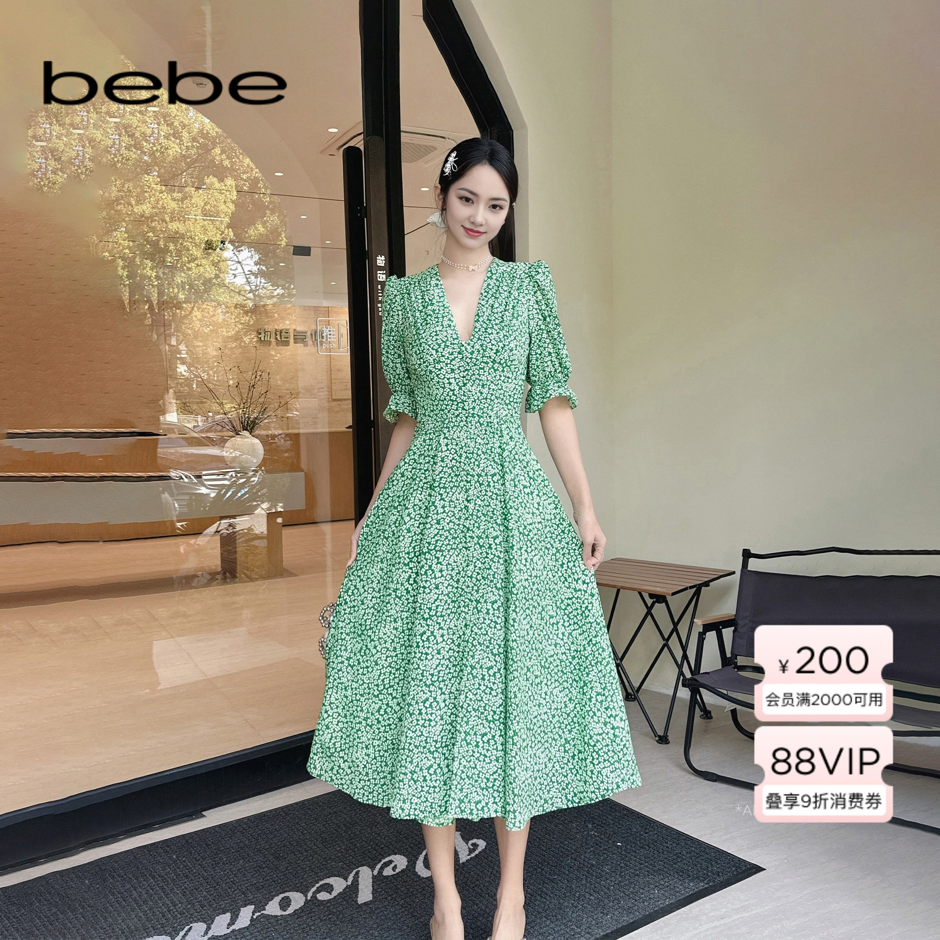 bebe2025夏季新款女士V领长款碎花印花茶歇连衣裙250032