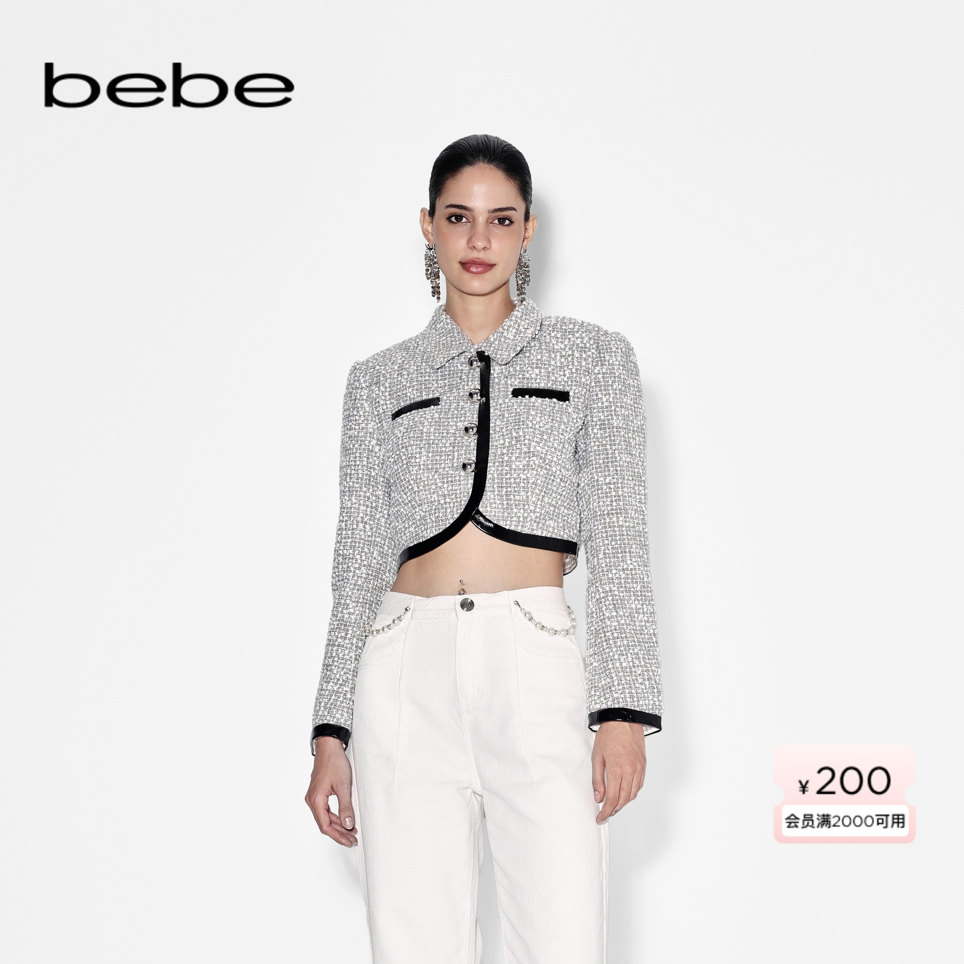 弧形下摆配合皮面包边，设计感满满。