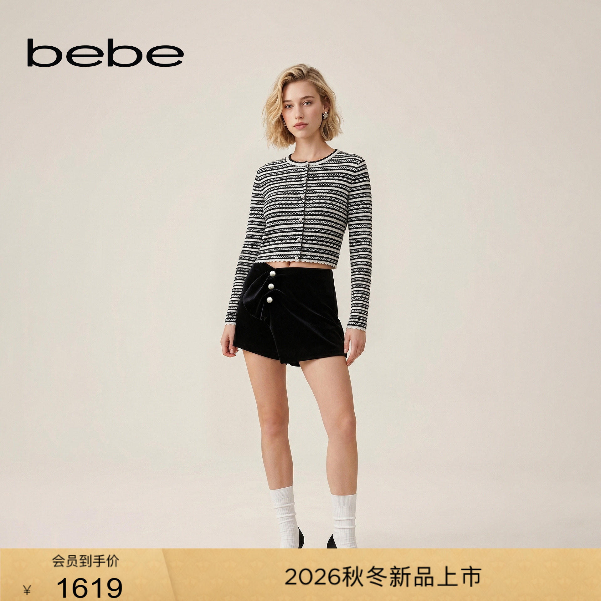 bebe2026秋季新款女士复古哑光丝绒不对称剪裁仿珍珠纽扣短裤图片