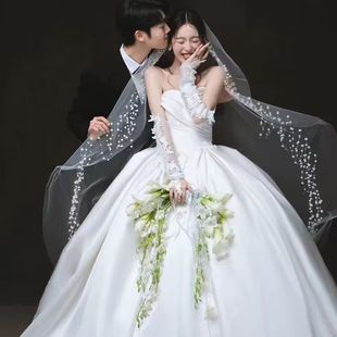 婚纱照室内白纱新娘手捧花弯月形白色马蹄莲郁金香仿真花束结婚礼