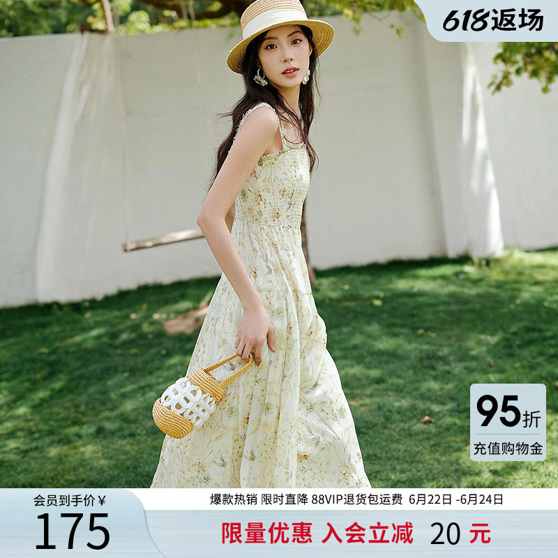 衣香丽影绿色碎花背带连衣裙女2026今年夏装新款法式优雅方领裙子