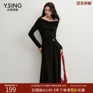 衣香丽影黑色磨毛荡领针织连衣裙女2026冬装新款高腰羊毛小黑裙子