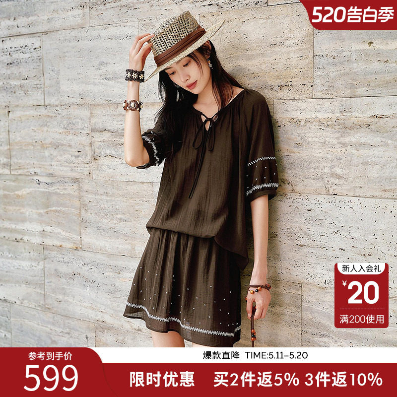 衣香丽影2026年夏装新款咖色肌理感刺绣上衣短裙套装女一整套穿搭