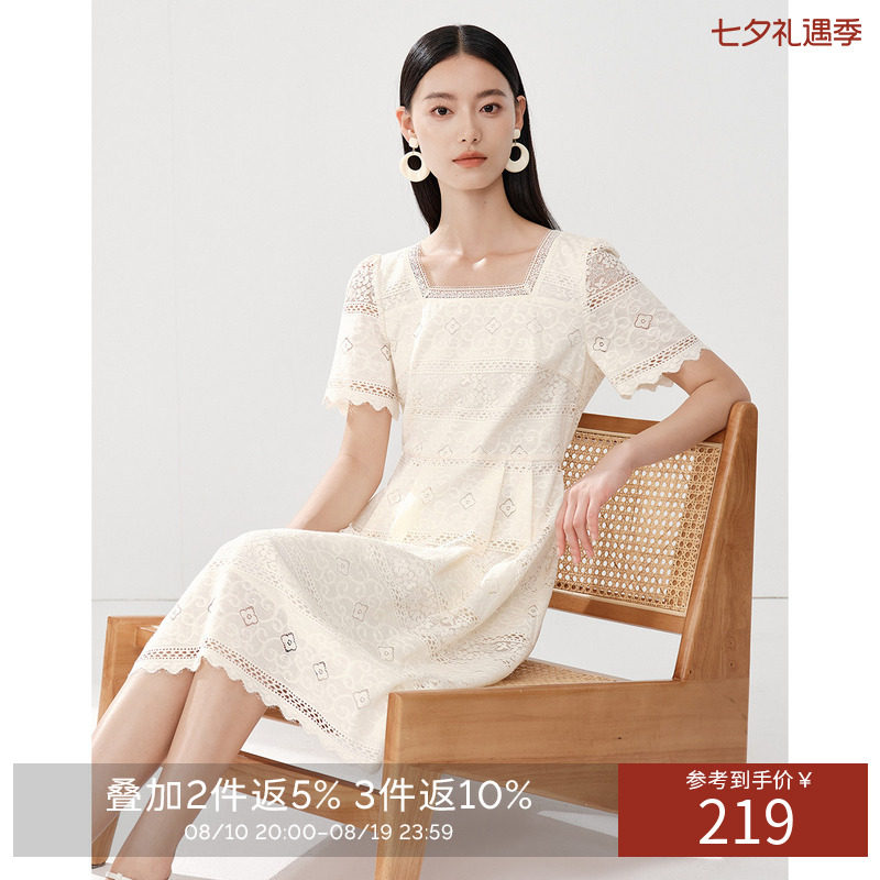 衣香丽影方领蕾丝连衣裙女2026今年夏季新款高端精致法式米色裙子