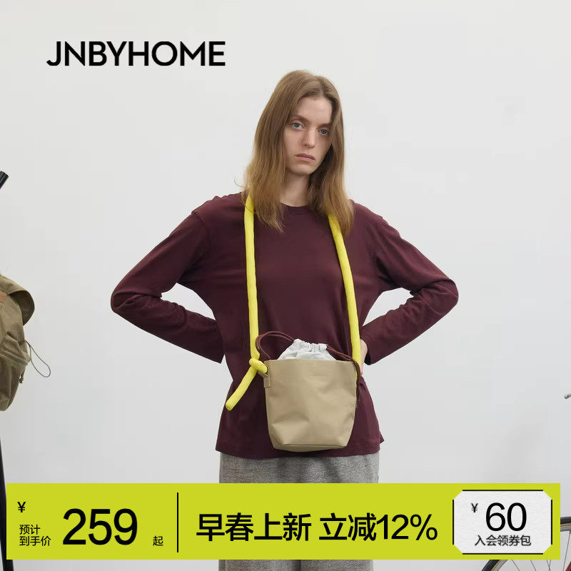 JNBYHOME江南布衣26春新品斜挎单肩包撞色通勤抽绳包情侣手