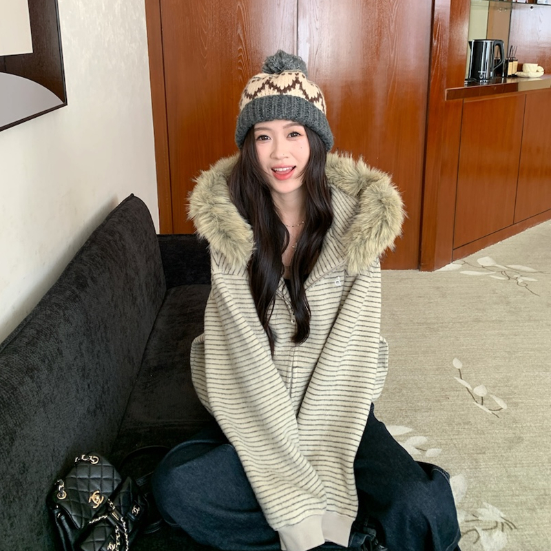 孕妇冬季大毛领连帽外套阔腿裤子