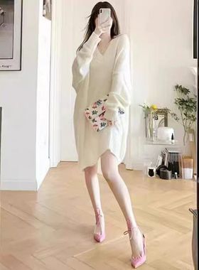 孕妇秋冬季长款毛衣裙2025新款白色V领长袖针织衫法式慵懒风裙子