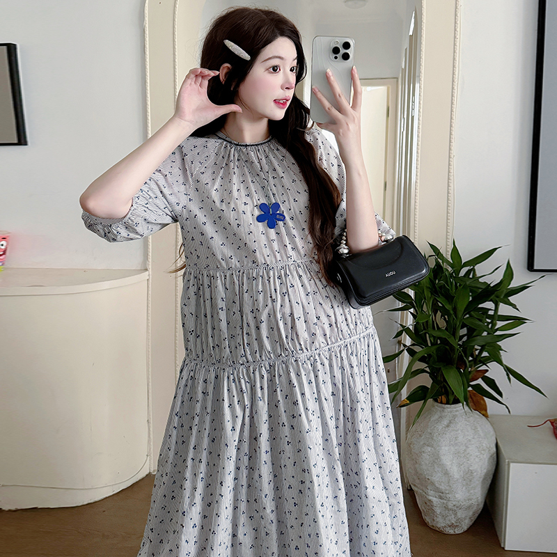 孕妇甜美优雅碎花连衣裙森系度假