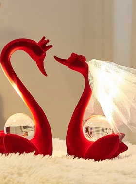 天鹅情侣发光树脂摆件结婚礼物