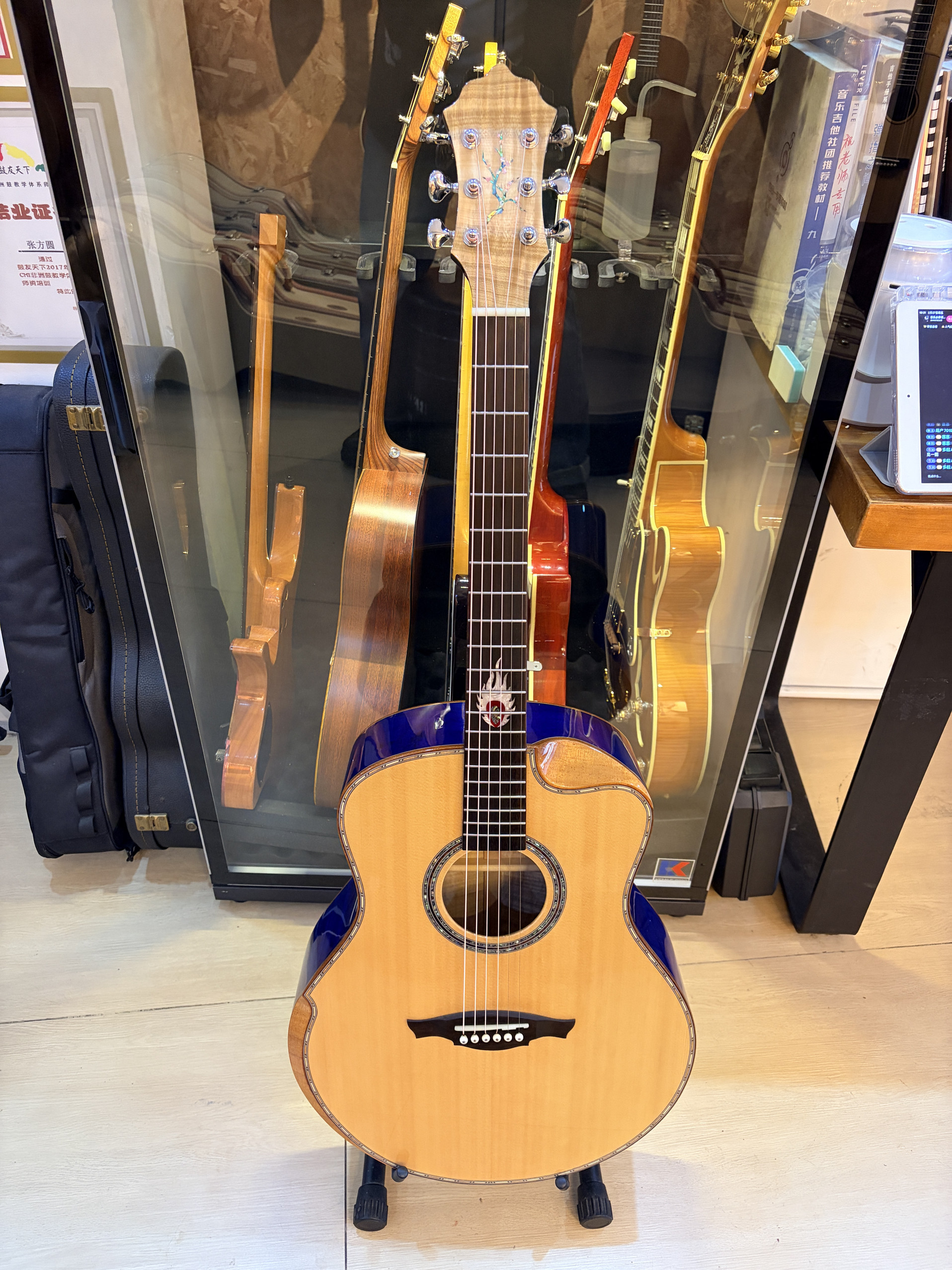 W手工吉他 收藏037 41寸老料云杉虎纹枫手工全单 半缺角 带靠手