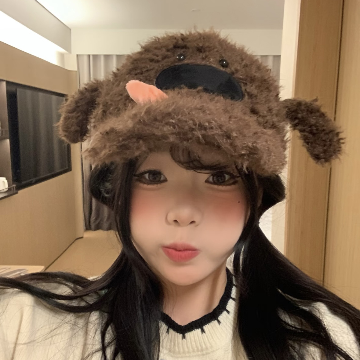 可爱卡通大鼻子吐舌狗狗鸭舌帽女