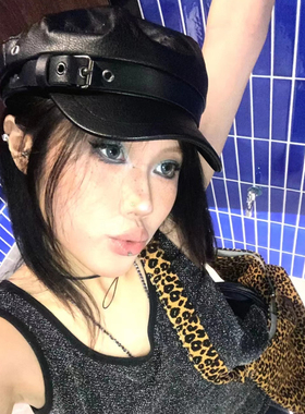 涩谷辣妹风小众皮扣平顶贝雷帽女显脸小鸭舌高街八角帽黑色画家帽