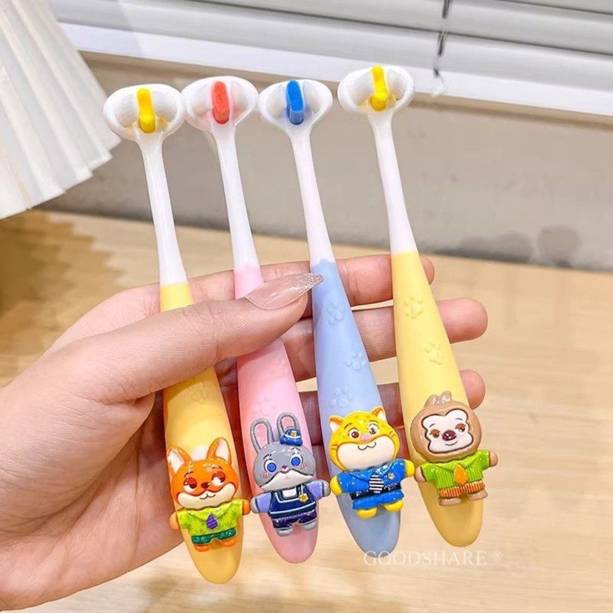 新款儿童软毛三面牙刷3到12岁以上学生清洁换牙期疯狂动物城朱迪,洗护清洁剂/卫生巾/纸/香薰,牙刷/口腔清洁工具,淘宝优惠券,粉丝福利购,淘宝优惠卷