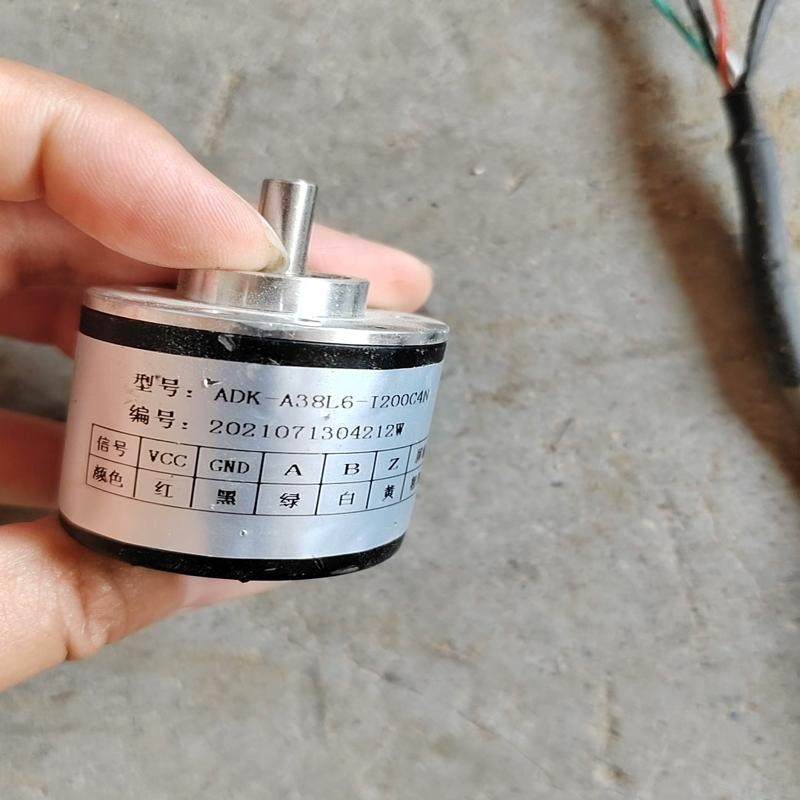 ADK-A38L6-I200C4N 编码器，实物拍摄。成色p