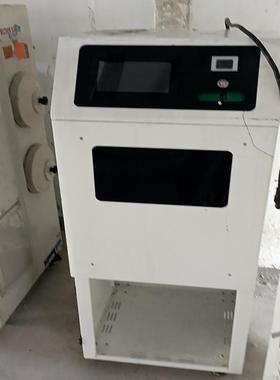 自助终端机，白色机身，带触摸显示屏和文件扫描口，绿色按键设计