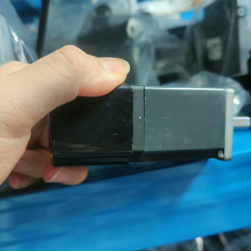 三菱伺服电机HC-MFS13D，成色如图，功能完好。外壳有p