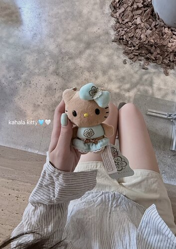 如此美萌～淡蓝裙子hellokitty包包挂件夏威夷黑皮kt猫玩偶公仔女