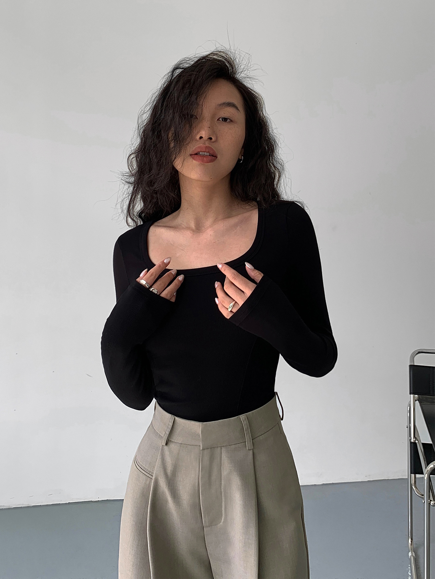 NEVA HU白色方领长袖针织t恤女2023新款修身内搭露锁骨打底衫上衣