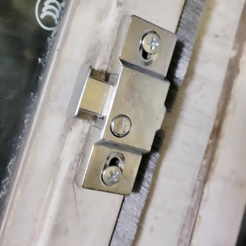 飞机中间锁卡扣门栓移门锁扣卫生间钛合金弹簧阳台推拉门窗无框