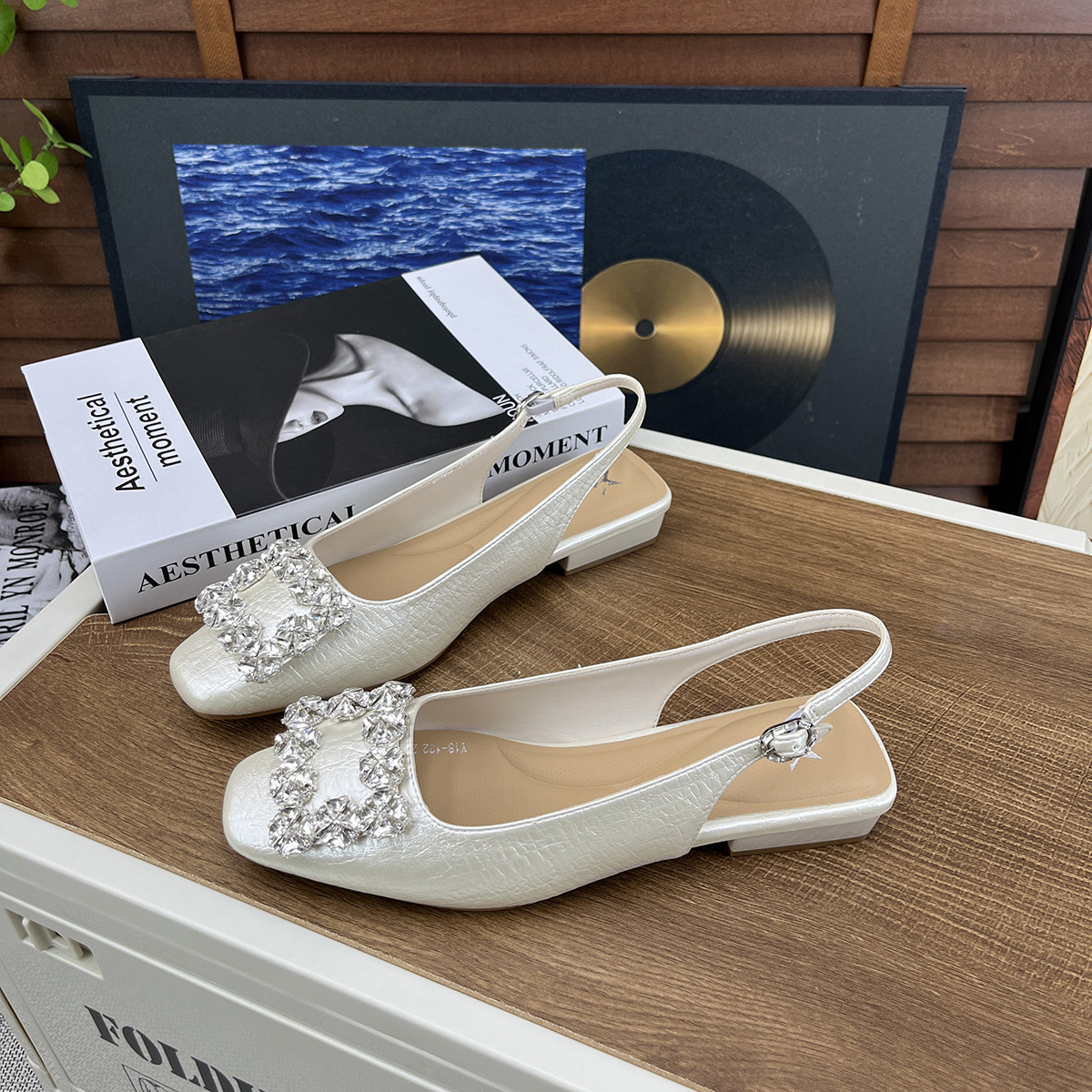 温柔轻熟风方头水钻包头凉鞋女2026夏季新款低跟时尚脚腕扣带单鞋