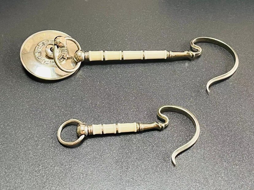 王记手工绣眼笼钩传统倒钩 手工制作白铜镶嵌牛骨 钩头鹤首回文