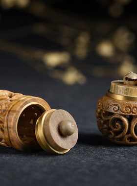 绿檀木雕复古镂空香囊配