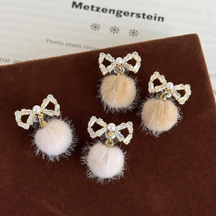 秋冬新款 感百搭气质毛绒耳饰品 珍珠锆石蝴蝶结小毛球耳钉轻奢时尚