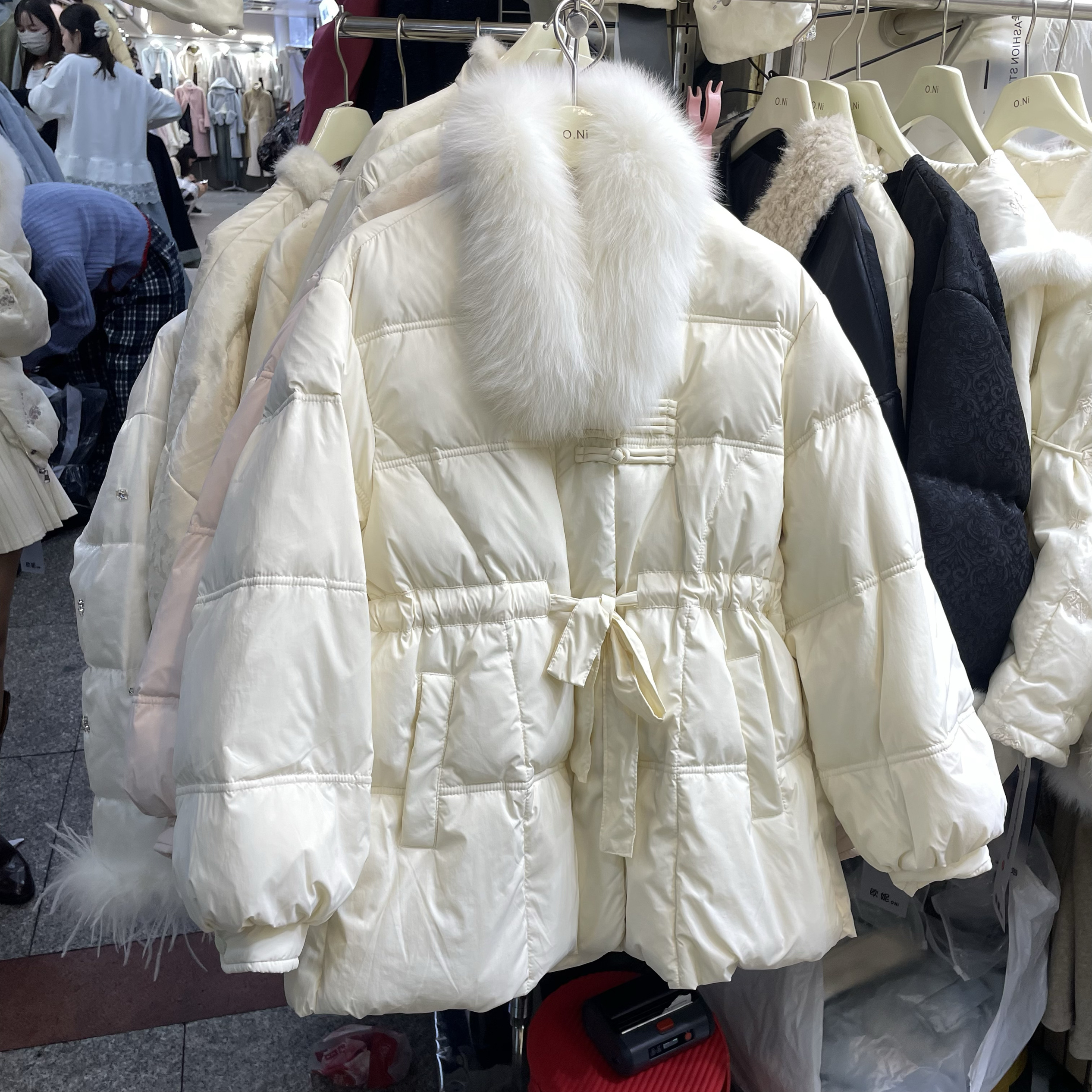 新中式2024冬季新款时尚毛毛围脖盘扣系带收腰显瘦百搭羽绒服外套