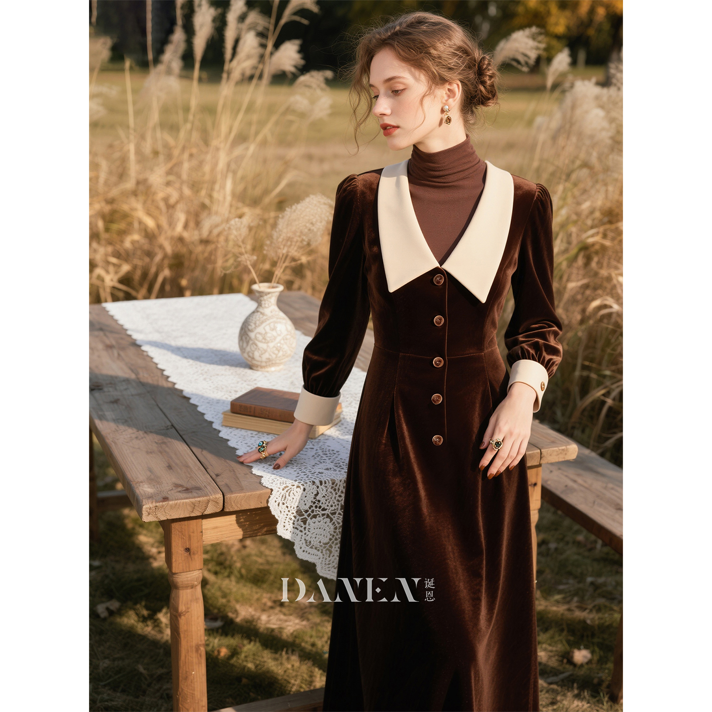 咖啡色丝绒连衣裙女2025年秋冬