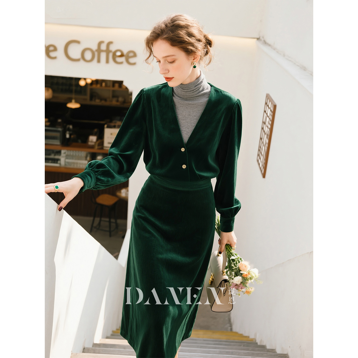 墨绿色灯芯绒V领衬衫半身裙套装