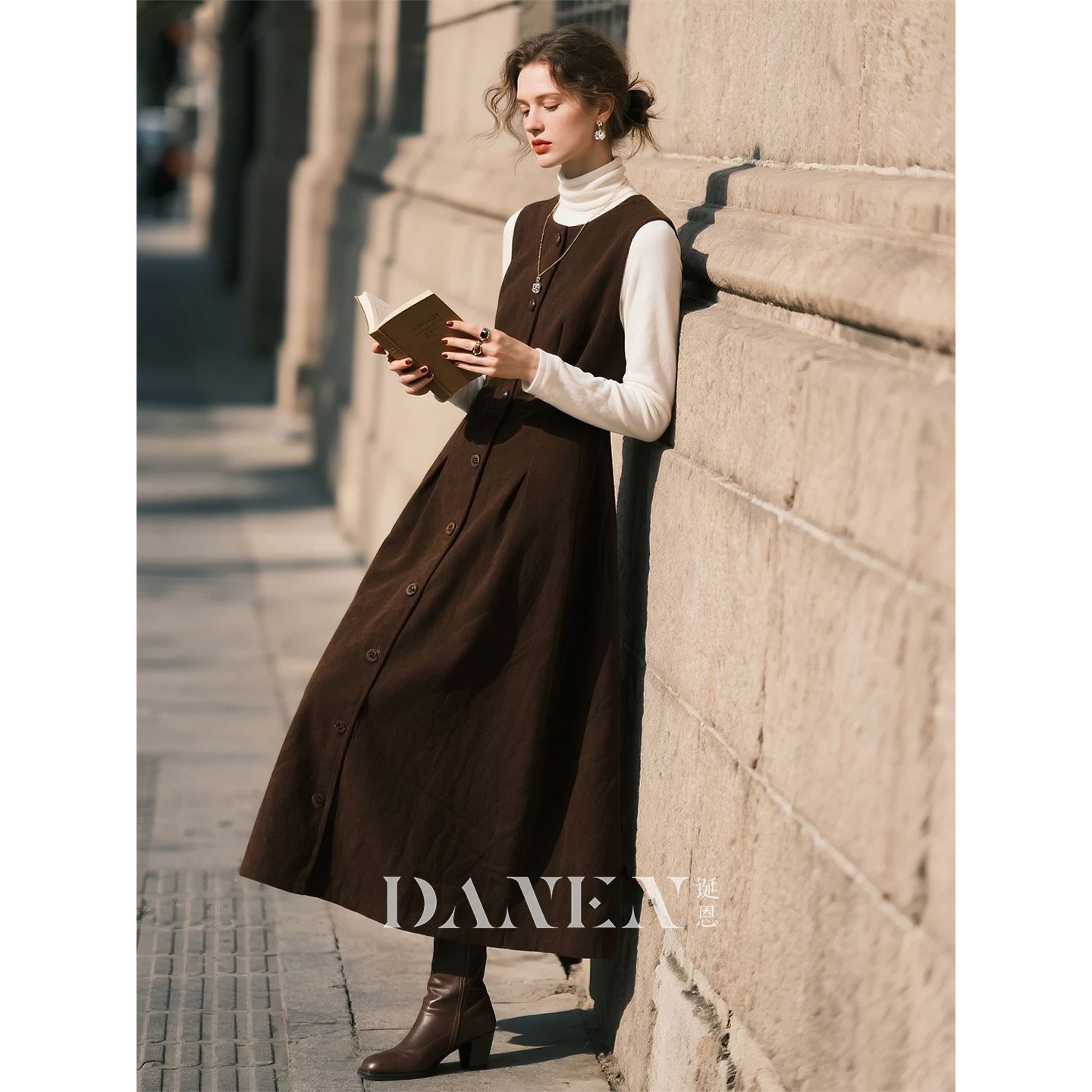 深棕色圆领毛呢连衣裙女2025年