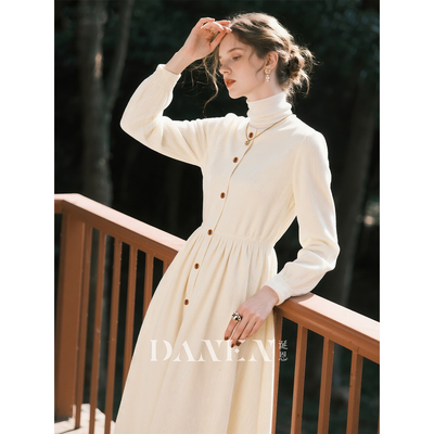 白色圆领灯芯绒长袖连衣裙女2025