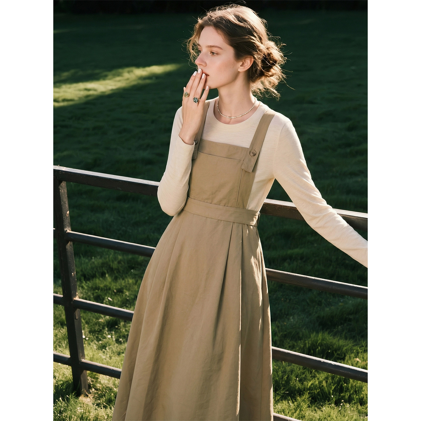 卡其色无袖背带连衣裙女2026年春季新款高级感通勤百搭叠穿显瘦裙